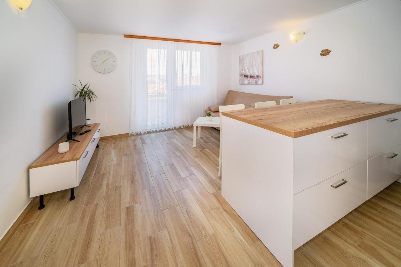 Ara-Bane Apartment บัชกา ภายนอก รูปภาพ