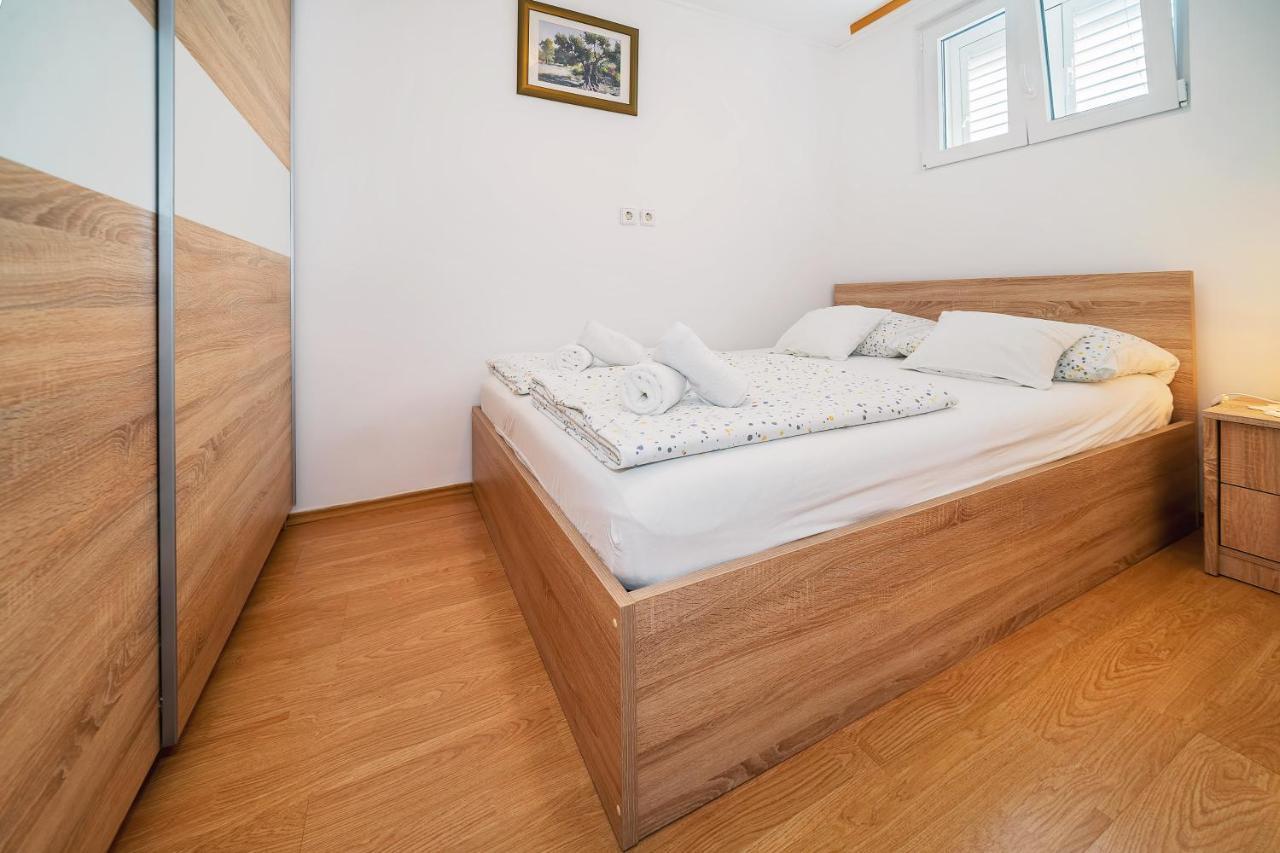 Ara-Bane Apartment บัชกา ภายนอก รูปภาพ